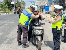 Operasi Keselamatan Toba 2024 Memasuki Hari Ke-7, Sat Lantas Polrestabes Medan Aktif Lakukan Himbauan Dan Bagi Brosur Kepada Masyarakat