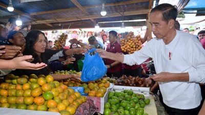 Momen Lebaran, Presiden Jokowi belanja buah dan sayur di Pasar Buah Berastagi