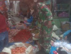 Babinsa Koramil 08/Parmonangan Cek Harga Sembako Di Pasar Tradisional 