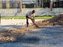 Cegah Laka Lantas Polres Sibolga Gotong Royong Dengan Masyarakat Parombunan Timbun Jalan