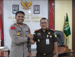 Kajari Toba Sambut Kunjungan Kapolres Toba Baru AKBP V.J Parapaga, Perkuat Sinergi Penegakan Hukum
