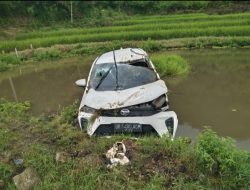 Breaking News : Mobil Xenia Terbalik dan Masuk Ke Sawah di Toba