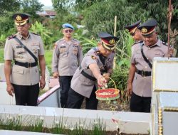 Sambut HUT Bhayangkara Ke – 79 Kapolres Pakpak Bharat Pimpin Ziarah Dan Tabur Bunga Ke Makam Purnawirawan Polri.