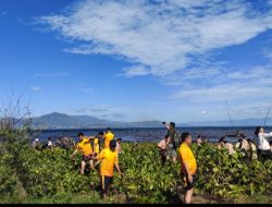 Personel Polres Toba Mengikuti Karya Bakti Pembersihan Eceng Gondok