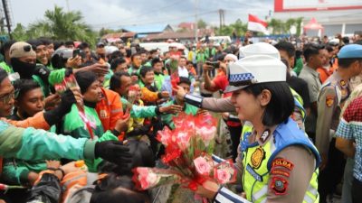 HUT ke-77, Polwan Polda Sumut Bagikan Bunga Sebagai Tanda Duka dan Kehangatan di Aksi Solidaritas Ojol