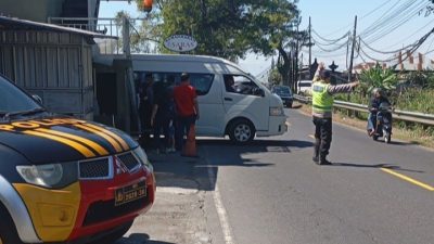 Kapolsek Baturiti Pimpin Pengamanan Jalur di Hari Libur