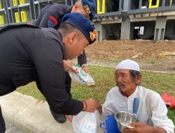 Brimob Polda Sumut Tebar Kepedulian, Utamakan Warga Pinggir Jalan dalam Bakti Sosial “Indahnya Berbagi di Jum’at Berkah