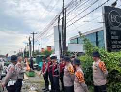 Personel Ditsamapta Polda Sumut Sigap Bantu Warga di Tengah Banjir