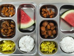 Babinsa Kawal Distribusi 10.092 MBG di Balige dan Laguboti