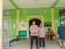 Bhabinkamtibmas Polsek Balige Hadir Berikan Rasa Aman Saat Ibadah Sholat Jumat