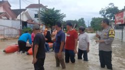 Laporan Melalui Call Center 110 Direspons Cepat, Polsek Patumbak Tangani Banjir di Medan Amplas