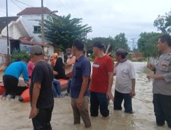 Laporan Melalui Call Center 110 Direspons Cepat, Polsek Patumbak Tangani Banjir di Medan Amplas