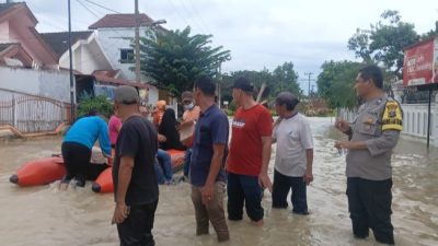Laporan Melalui Call Center 110 Direspons Cepat, Polsek Patumbak Tangani Banjir di Medan Amplas