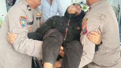 Aksi Cepat Personel Propam Polres Samosir Bantu Korban Kecelakaan di Jalan Tolping, Simanindo