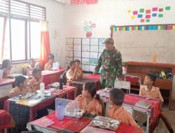 Babinsa Koramil 17/Balige Kawal Ketat Proses Distribusi MBG Ke Sekolah 