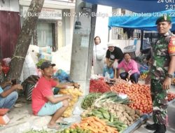Babinsa Koramil 17/Balige Komsos Cek Harga Sembako di Pasar Balige
