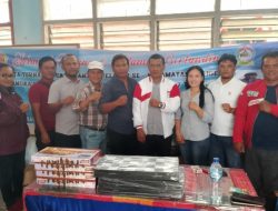 Janner Sitorus Anggota DPRD Toba Serahkan 40 Set Catur Dukung Catur Karang Taruna CUP I