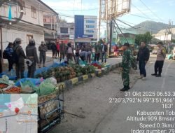 Koramil 17/Balige Dampingi Diskoperindag Toba Dalam Kegiatan Penertiban Pedagang di Pasar Balige