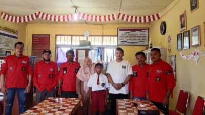 Anggota DPRD Dairi Ferry Sinaga Bersama PBB Salurkan Bantuan kepada Siswi SD di Kecamatan Sumbul