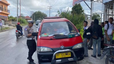 Respon Cepat, Satlantas Polres Humbahas Tertibkan Sopir Angkutan yang Abaikan Keselamatan Pelajar