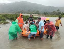 Babinsa Koramil 22/Tarutung Evakuasi Korban Banjir Di Desa Pancur Napitu