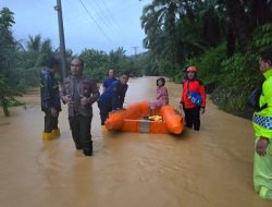 Curah Hujan Tinggi Sebabkan Banjir di Pangkalan Brandan, Polres Langkat Lakukan Penanganan Cepat