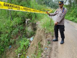 Kapolsek Silaen Beserta Anggota dan Warga Pantau Jalan Longsor dan Pasang Police Line Cegah Laka Lantas