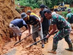 Babinsa Koramil 24/Pahae Julu Ajak Warga Bersihkan Material Longsor.