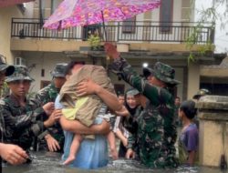 Prajurit Yonkav 6/NK Bantu Warga Terjebak Banjir di Asam Kumbang