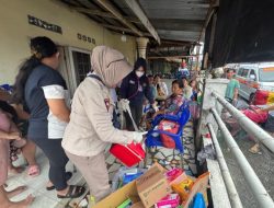 Sat Brimob Polda Sumut Berikan Layanan Kesehatan dan Evakuasi Korban Banjir di Kuala Bekala