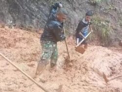 Akses Jalan Desa Tertimbun Longsor, Babinsa Koramil 08/Parmonangan Ajak Warga Gotong Royong.