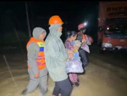 Brimob Polda Sumut Evakuasi Warga Terjebak Banjir di Desa Bukit Mas, Langkat