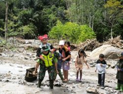 Aksi Nyata Personel Kodim 0210/TU Bantu Evakuasi Warga Terdampak Longsor di Desa Batu Nagodang