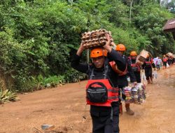 Brimob Polda Sumut Tempuh Jalur Terjal, Gendong Bantuan Demi Warga Terisolir Taput
