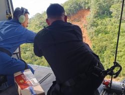 Polri Lakukan Air Drop Logistik di Tiga Titik Terisolasi Taput–Tapteng, Pastikan Bantuan Tetap Sampai
