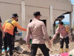Polres Humbahas Terus Lakukan Pencarian Korban dan Pembersihan Material Longsor di Desa Panggugunan