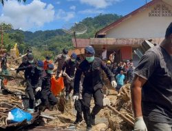 Brimob Tak Menyerah: Aksi Kemanusiaan di Sibolga Berbuah Haru, Satu Korban Longsor Berhasil Ditemukan
