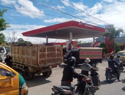 Menteri Bahlil Bilang ‘Bebas Barcode’, SPBU Sidikalang Bilang ‘Tunggu Dulu’: Antrean Panjang Tak Terbendung.