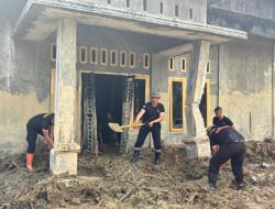 Sinergitas Kemanusiaan: TNI-Polri Bersihkan Rumah dan Bangkitkan Harapan Warga