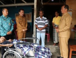 Wakil Bupati Serahkan Bantuan Kursi Roda Untuk Warga Lumpuh