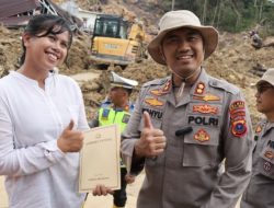 Polwan Tapteng Lupakan Selamatkan Harta Demi Evakuasi Tetangga dari Longsor