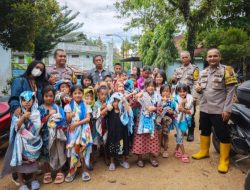 Bhabinkamtibmas Polres Sibolga Berikan Bantuan Selimut kepada Pengungsi Korban Bencana Alam Di Kota Sibolga