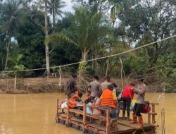 Bergotong Royong Rakit Jembatan Darurat, Polda Sumut Sambungkan Kembali Akses Warga Tapanuli Tengah