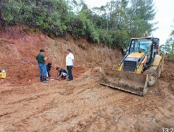 3 Unit Alat Berat Dinas PUPR Tangani Longsor di Kecamatan Silaen