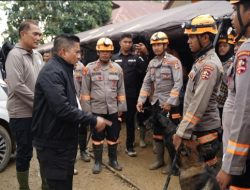 Kabaharkam Polri Mengunjungi Posko Bencana di Kabupaten Aceh Tamiang