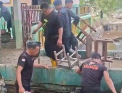 Di Tengah Lumpur Brimob Hadir Pulihkan Harapan Siswa SDN 3 Tanjung Pura Pasca Banjir