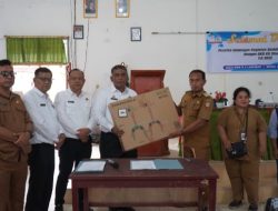 Pemkab Toba Serahkan BKB Kit Untuk Cegah Stunting