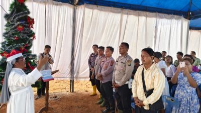 Polres Tapteng Fasilitasi Perayaan Natal Bersama Pengungsi Korban Bencana Alam di Hutanabolon