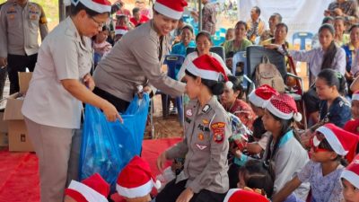 Polres Tapteng Gelar Perayaan Natal Bersama Pengungsi Korban Bencana Alam di Posko Sipange Hutanabolon
