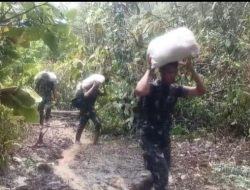 Satgas Gulbencal Kodam I/BB Bersama Yonif TP 905/TS Berjalan Kaki Salurkan Logistik ke Desa Bonan Dolok